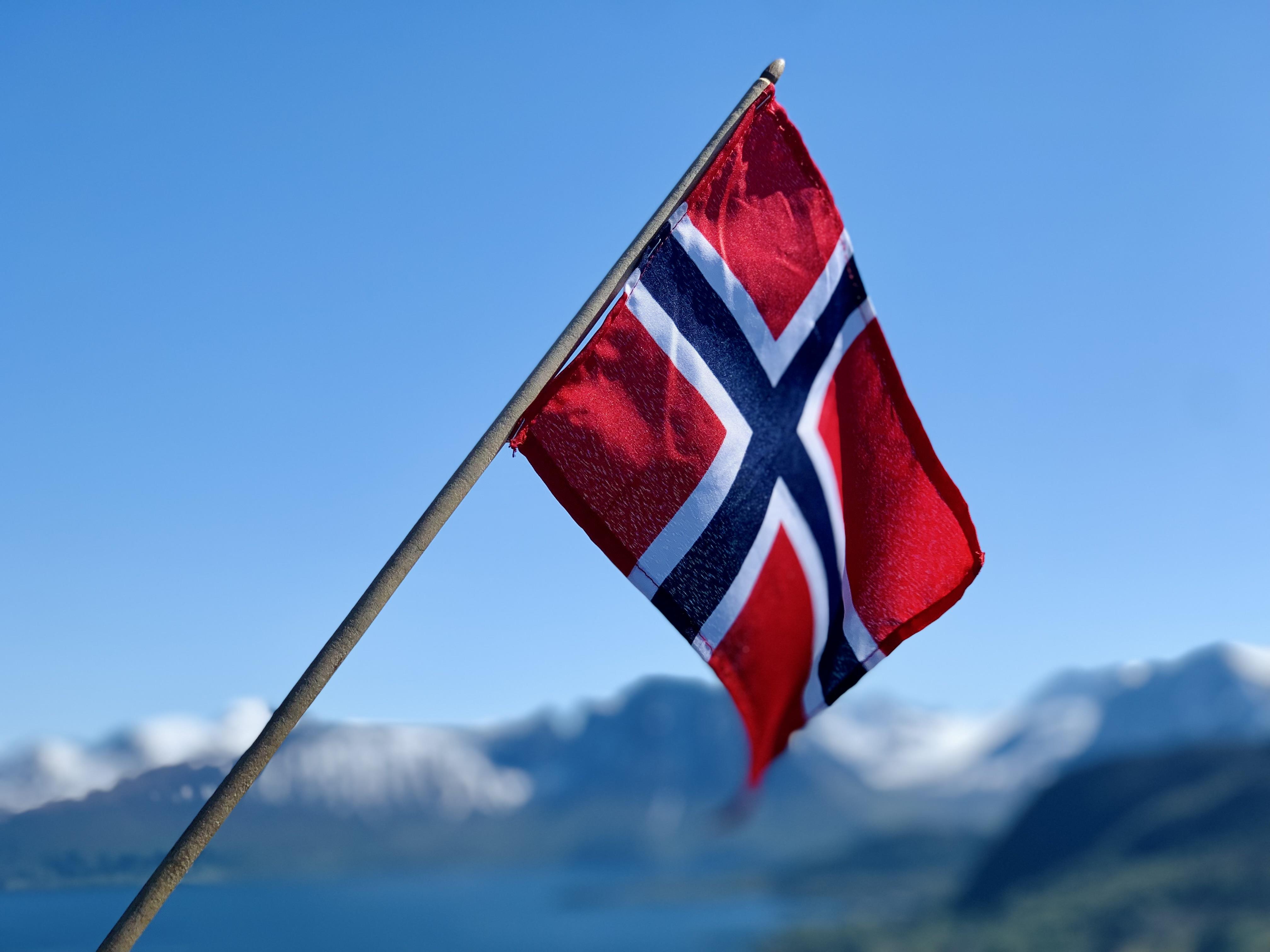 Norsk flagg med sunnmørsalpane i bakgrunnen