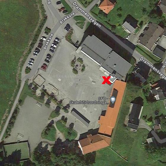 Kart over Hareid skule med kryss ved inngang - Klikk for stort bilete