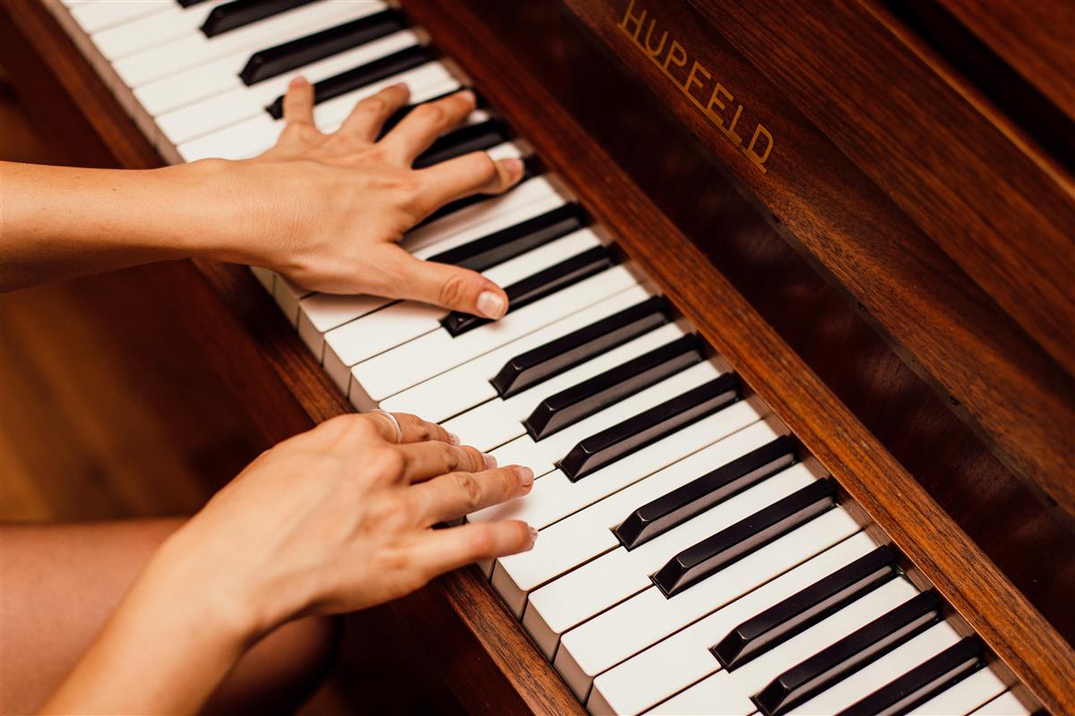 To hender som speler på eit piano - Klikk for stort bilete