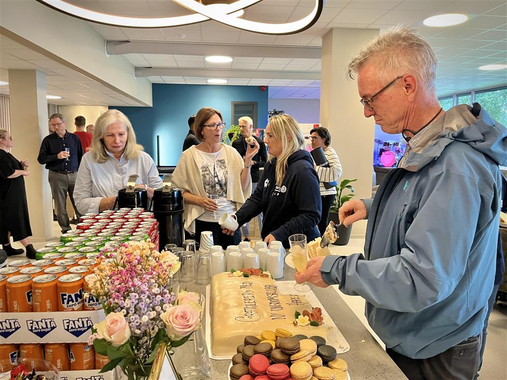personar som forsyner seg - Klikk for stort bilete