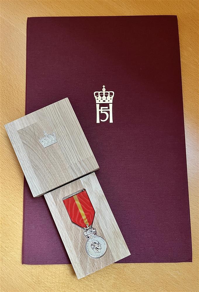 medaljen og tildelingsbrevet - Klikk for stort bilete