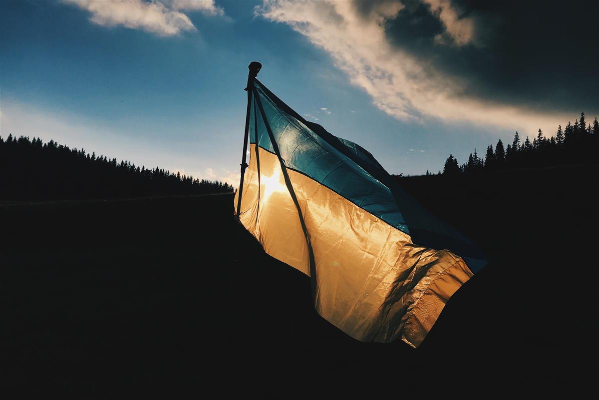 Ukrainsk flagg i motlys - Klikk for stort bilete