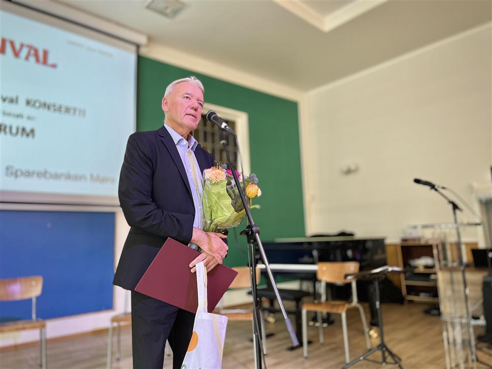 Willy Nesset på scenen - Klikk for stort bilete