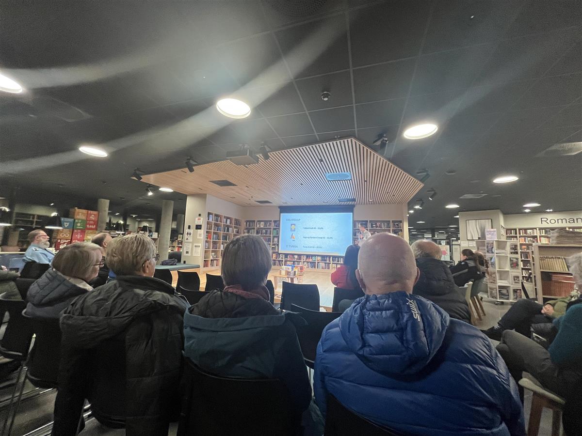 Person på scenen på biblioteket - Klikk for stort bilete